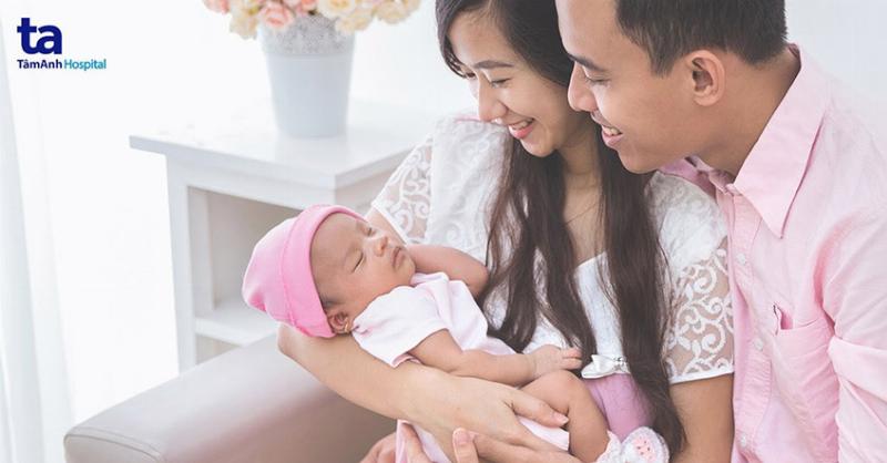 Hình ảnh ống máu và máy xét nghiệm beta hCG trong phòng lab y tế